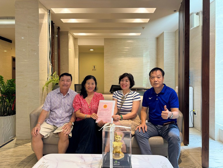 Cư dân tại dự án Victoria Village nhận sổ hồng